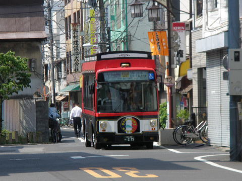よみせ通りを走る「めぐりん」(東京都文京区千駄木3丁目)