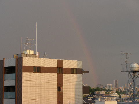 夕立の後、東の空に現れた「虹」(東京都文京区千駄木3丁目)