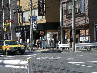 団子坂下交差点・千駄木駅出口1番(東京都文京区千駄木)